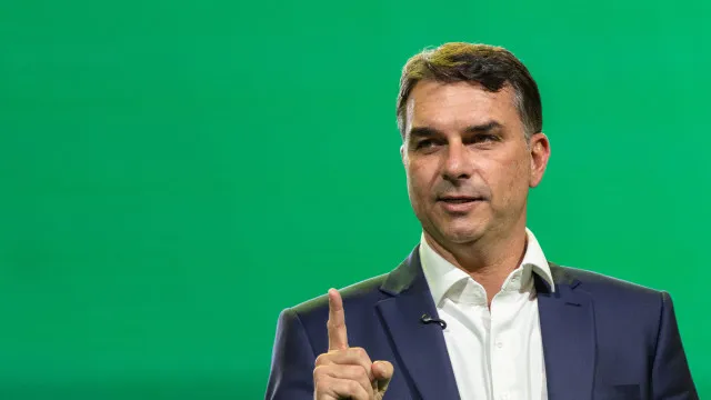 flavio-bolsonaro:-num-ato-de-desespero,-lula-aumentou-o-bolsa-familia-e-tenta-comprar-votos