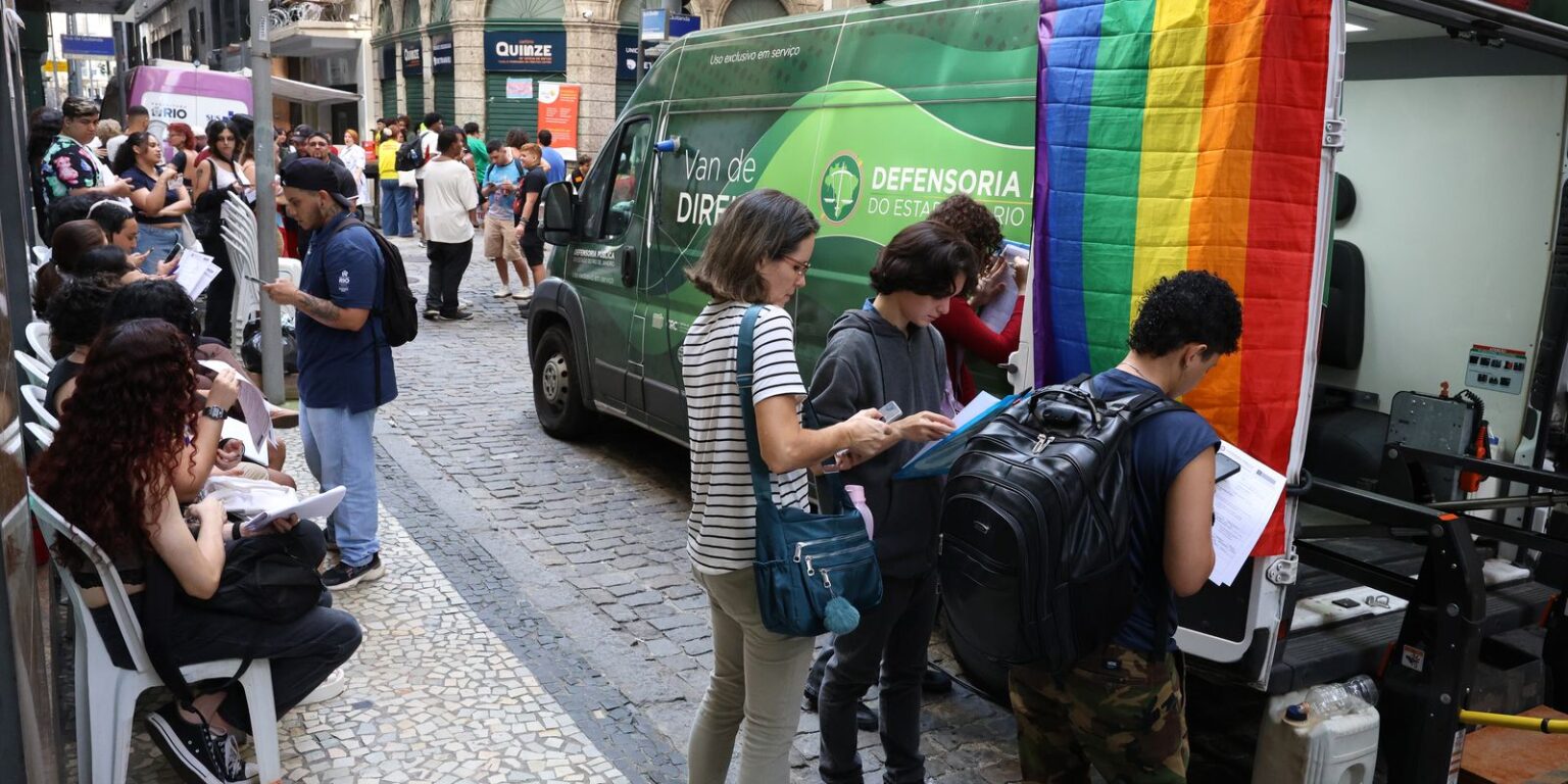 transexuais-e-travestis-fazem-ato-no-rj-em-defesa-da-democracia