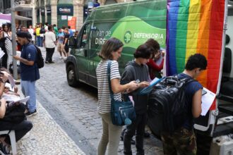 transexuais-e-travestis-fazem-ato-no-rj-em-defesa-da-democracia