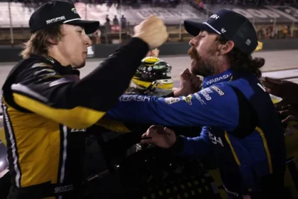 pilotos-da-nascar-trocam-socos-apos-acidente-durante-corrida