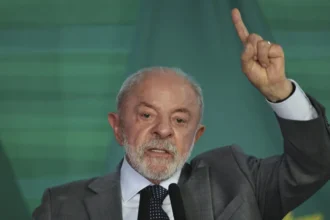 nos-eua,-lula-volta-a-chamar-trump-de-imperador-e-critica-ataques-a-soberania