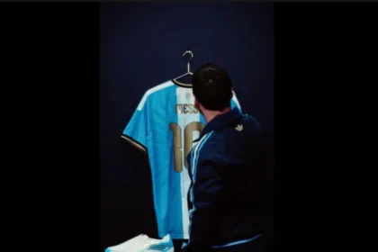 messi-mostra-camisa-especial-para-jogo-de-despedida-da-argentina