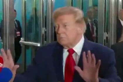 donald-trump-repreende-reporter-da-cnn:-“nao-deveria-estar-aqui”