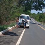 transporte-escolar-quebra-e-alunos-empurram-veiculo-para-chegar-a-escola-no-tocantins