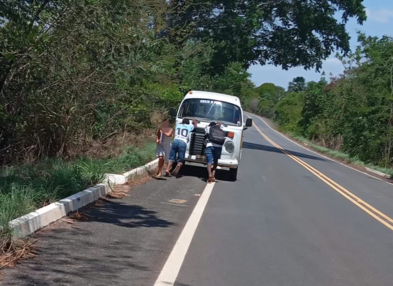 transporte-escolar-quebra-e-alunos-empurram-veiculo-para-chegar-a-escola-no-tocantins