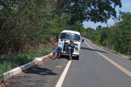 transporte-escolar-quebra-e-alunos-empurram-veiculo-para-chegar-a-escola-no-tocantins