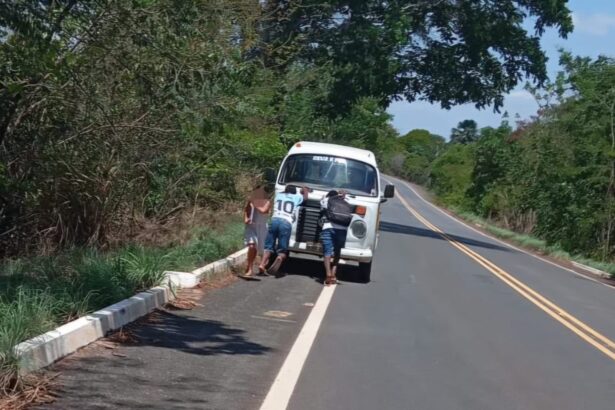 transporte-escolar-quebra-e-alunos-empurram-veiculo-para-chegar-a-escola-no-tocantins