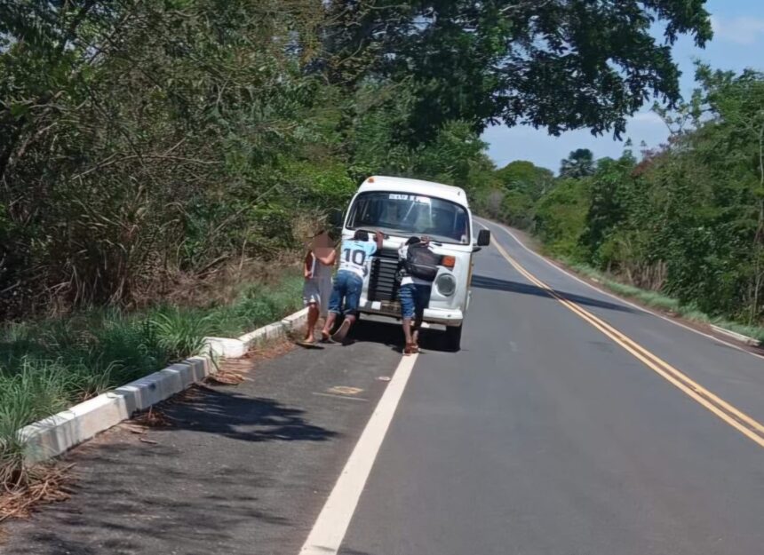 transporte-escolar-quebra-e-alunos-empurram-veiculo-para-chegar-a-escola-no-tocantins