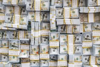 com-pessimismo-externo,-dolar-sobe-0,47%-e-aproxima-se-de-r$-5,20