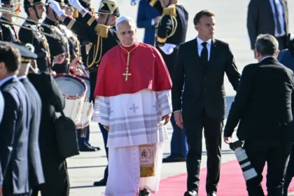papa-leao-xiv-chega-a-franca-para-visita-historica-de-quatro-dias