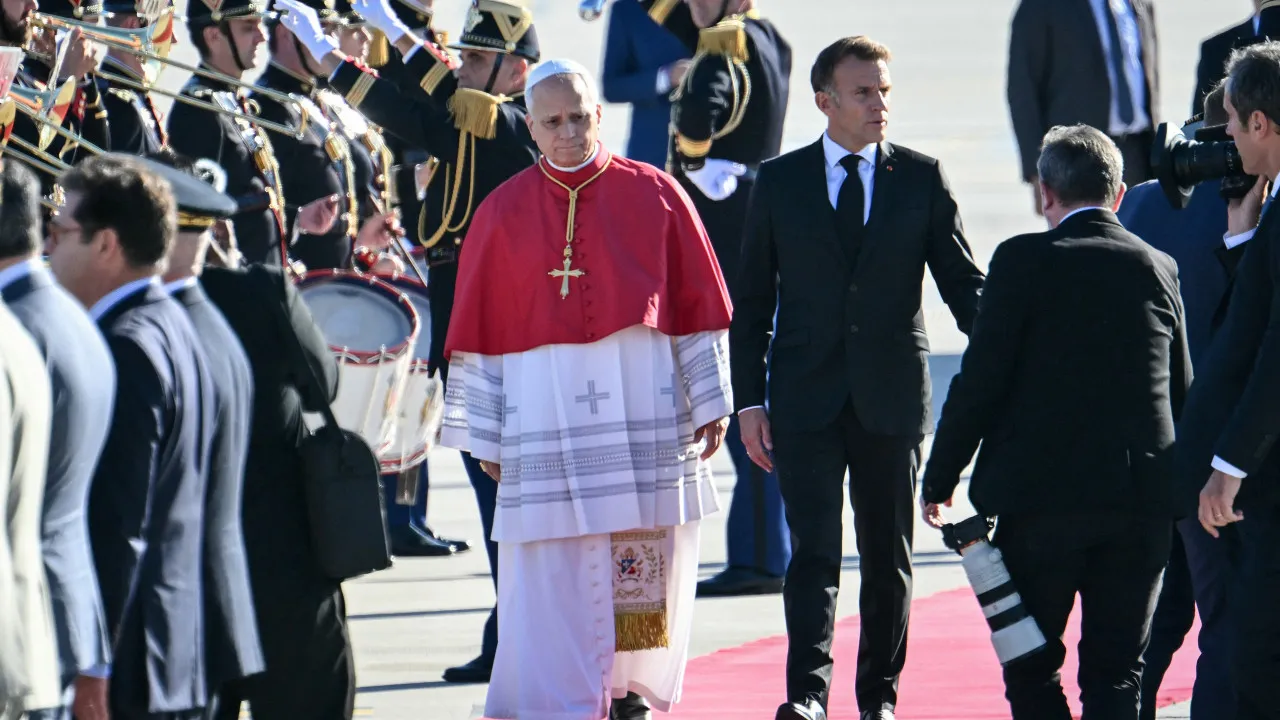 papa-leao-xiv-chega-a-franca-para-visita-historica-de-quatro-dias