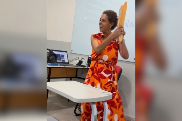 professora-faz-coreografia-ao-entregar-provas-apos-notas-baixas-e-viraliza-com-‘isso-aqui-e-bomba’;