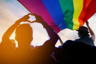 homens-gays-que-se-consideram-afeminados-expoem-rejeicao-em-aplicativos-de-namoro