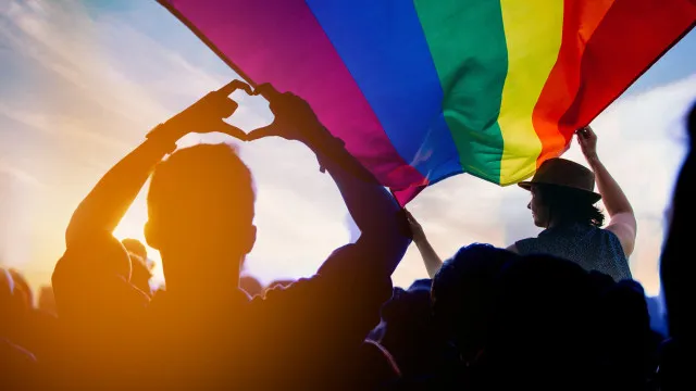 homens-gays-que-se-consideram-afeminados-expoem-rejeicao-em-aplicativos-de-namoro