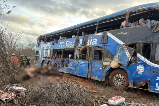 mae-e-filha-do-to-estao-entre-vitimas-de-acidente-com-onibus-na-bahia;-crianca-morreu