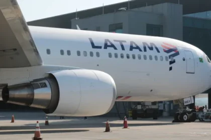 crianca-tem-dedo-gravemente-ferido-em-cinto-de-seguranca-em-voo-da-latam