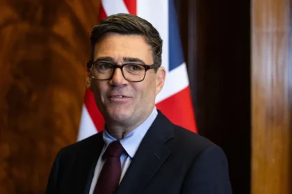 reino-unido-pode-voltar-a-uniao-europeia,-admite-premie-andy-burnham