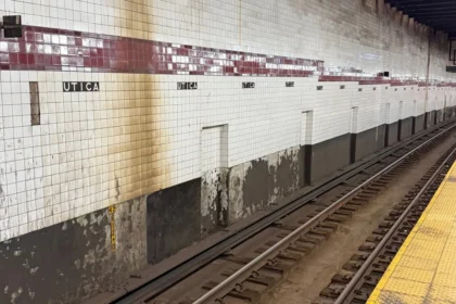 homem-morre-apos-sacola-ficar-presa-na-porta-do-metro-em-nova-york