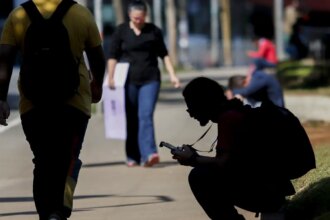percentual-de-jovens-nem-nem-no-brasil-cai-para-22,4%,-mostra-estudo