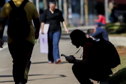 percentual-de-jovens-nem-nem-no-brasil-cai-para-22,4%,-mostra-estudo