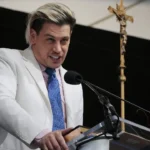 comentarista-pro-trump-que-defendia-deportacoes-e-expulso-dos-eua