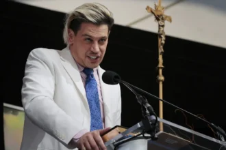 comentarista-pro-trump-que-defendia-deportacoes-e-expulso-dos-eua