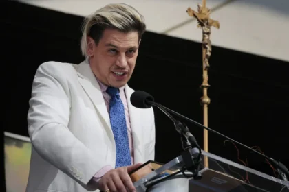 comentarista-pro-trump-que-defendia-deportacoes-e-expulso-dos-eua