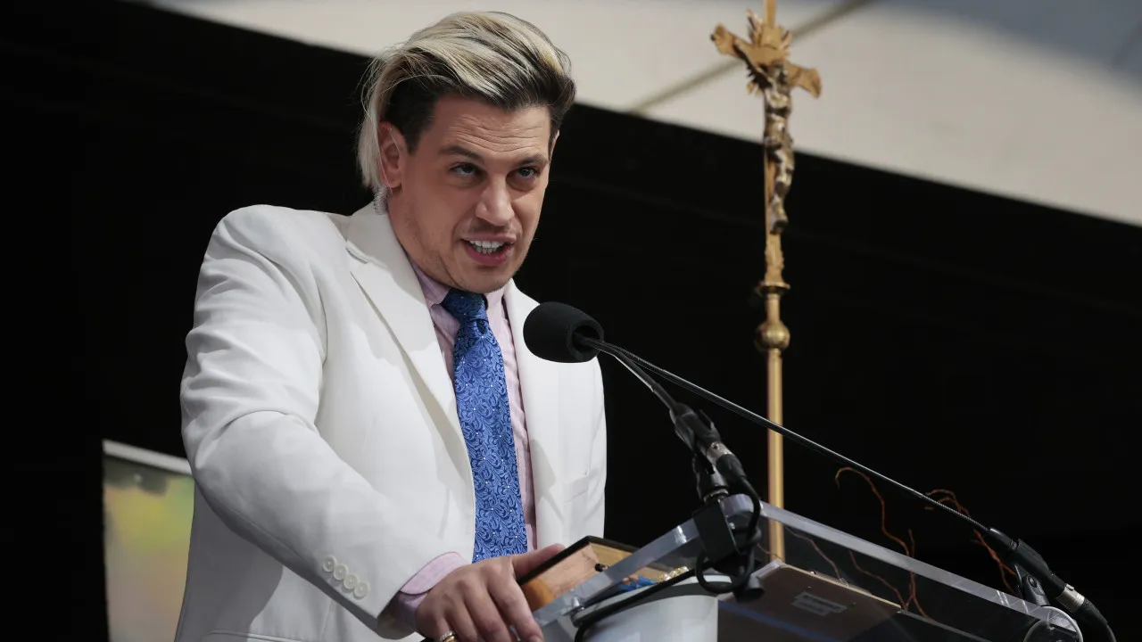 comentarista-pro-trump-que-defendia-deportacoes-e-expulso-dos-eua