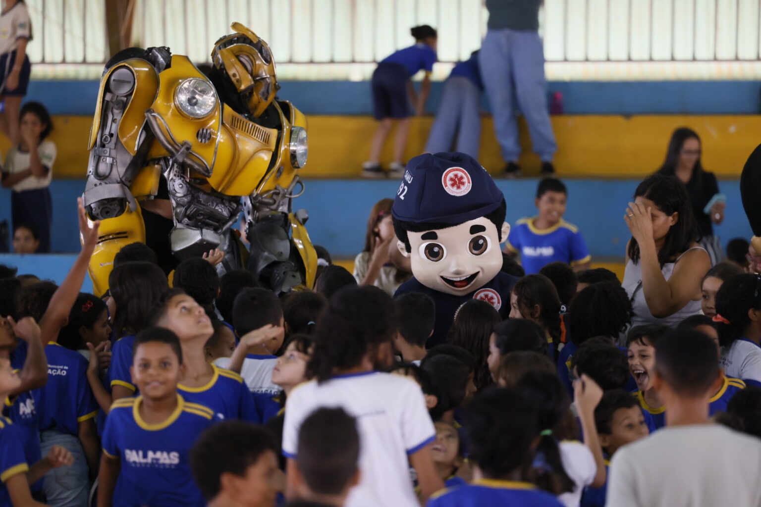 mascote-samuzito-leva-orientacoes-sobre-primeiros-socorros-e-seguranca-no-transito-a-estudantes