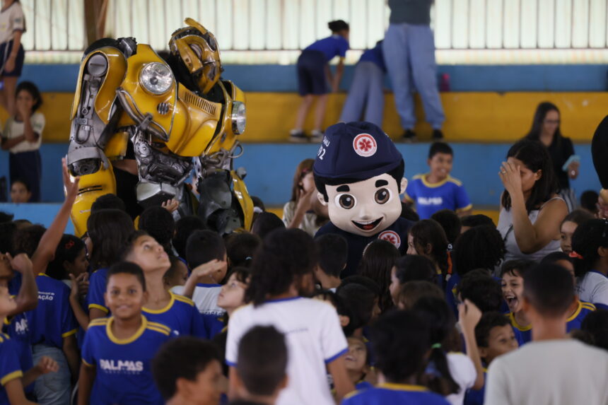 mascote-samuzito-leva-orientacoes-sobre-primeiros-socorros-e-seguranca-no-transito-a-estudantes