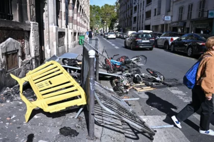 apos-danos,-governo-frances-quer-obrigar-manifestantes-a-pagar-reparos