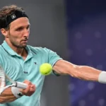 medvedev-e-desclassificado-apos-dar-bolada-em-espectador,-e-djokovic-avanca-a-final-na-china