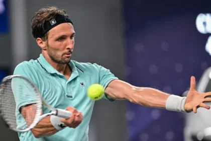 medvedev-e-desclassificado-apos-dar-bolada-em-espectador,-e-djokovic-avanca-a-final-na-china