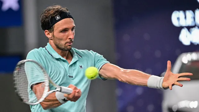 medvedev-e-desclassificado-apos-dar-bolada-em-espectador,-e-djokovic-avanca-a-final-na-china