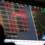 dolar-cai-a-r$-5,-e-bolsa-sobe-quase-8%-apos-primeiro-turno