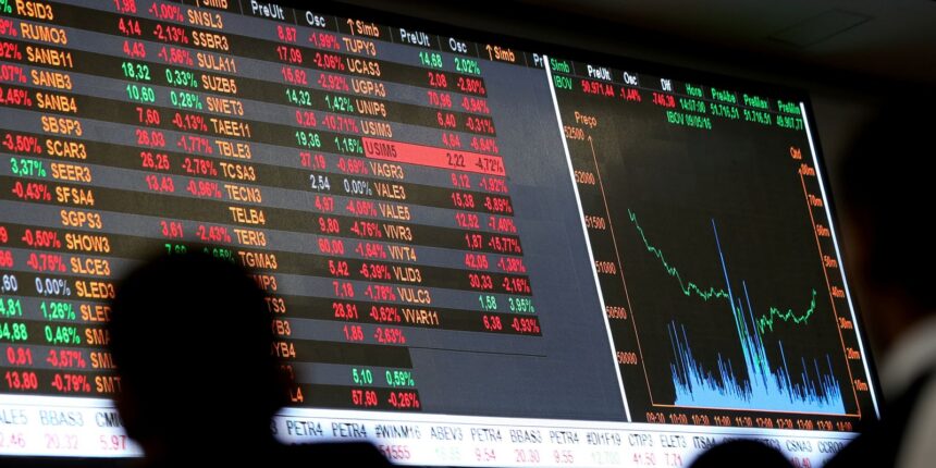 dolar-cai-a-r$-5,-e-bolsa-sobe-quase-8%-apos-primeiro-turno