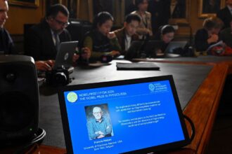 belga-que-descobriu-menor-particula-do-universo-recebe-nobel-da-fisica