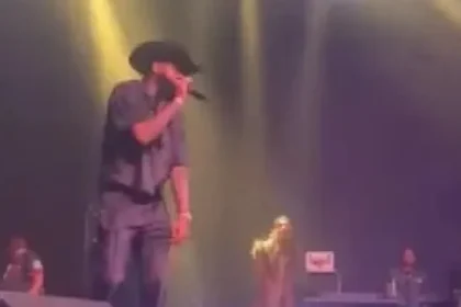 imagens-chocantes-mostram-cantor-dando-tapa-em-mulher-durante-show