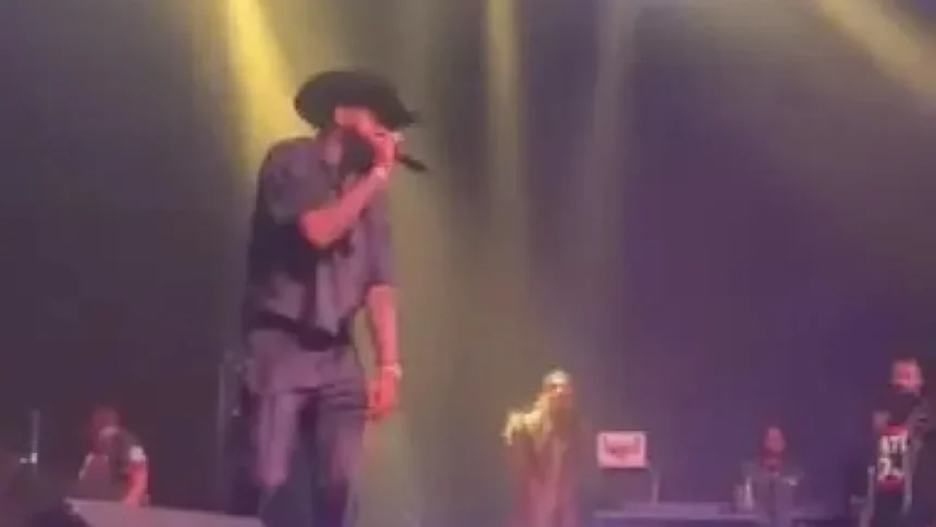 imagens-chocantes-mostram-cantor-dando-tapa-em-mulher-durante-show