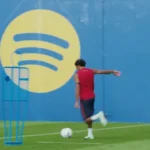 yamal-da-passe-de-trivela-e-adeyemi-marca-golaco-em-treino-do-barcelona