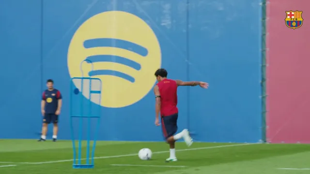 yamal-da-passe-de-trivela-e-adeyemi-marca-golaco-em-treino-do-barcelona