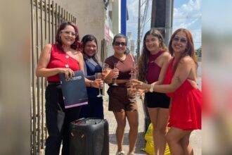 mulher-comemora-divorcio-com-espumante-e-musica-na-saida-de-cartorio-no-to;