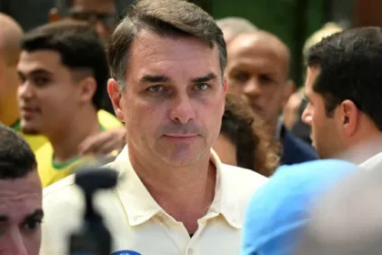 flavio-diz-que-o-pai-colocara-a-faixa-presidencial-nele-no-dia-da-posse