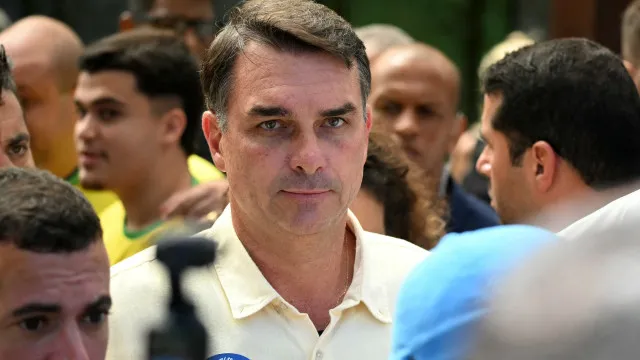 flavio-diz-que-o-pai-colocara-a-faixa-presidencial-nele-no-dia-da-posse