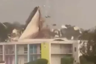 ventos-do-furacao-isaias-arrancam-telhado-de-hotel-na-florida;-video