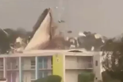 ventos-do-furacao-isaias-arrancam-telhado-de-hotel-na-florida;-video
