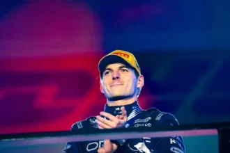 f1:-verstappen-vence-gp-de-singapura-e-ultrapassa-marca-de-schumacher;-bortoleto-abandona