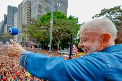 ato-pela-reeleicao-de-lula-leva-milhares-a-avenida-paulista