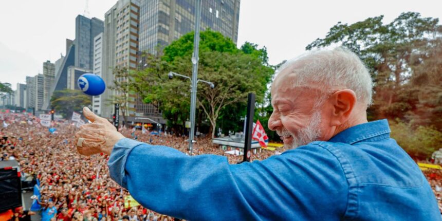ato-pela-reeleicao-de-lula-leva-milhares-a-avenida-paulista