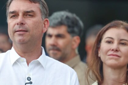 flavio-bolsonaro-participa-de-missa-na-catedral-de-brasilia